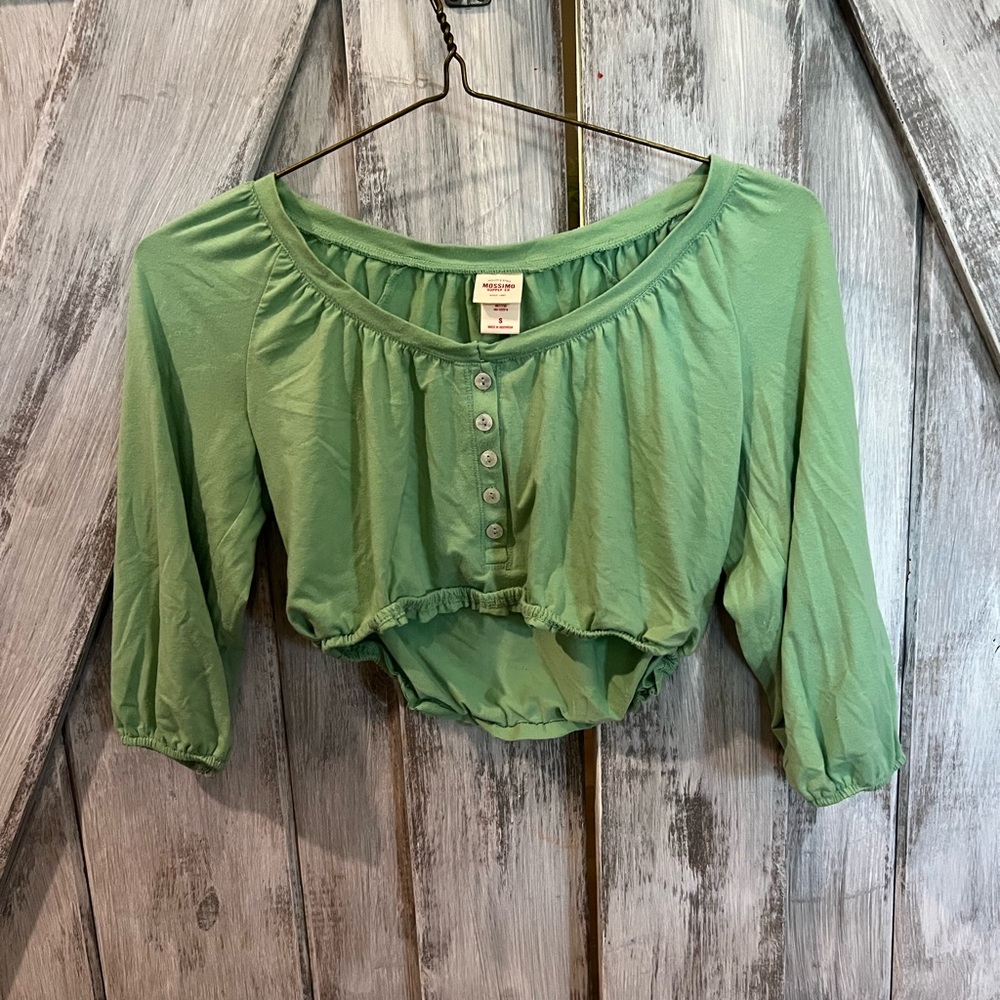 Cropped green shirt
